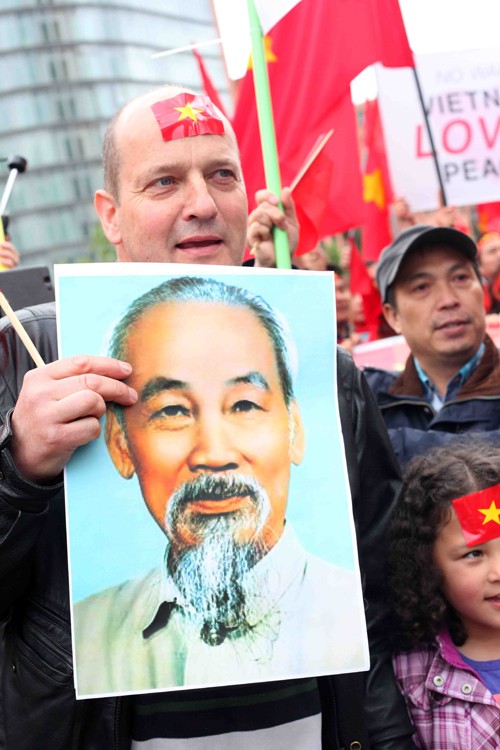 Overseas Vietnamese protest China’s violation of Vietnam’s sovereignty - ảnh 7